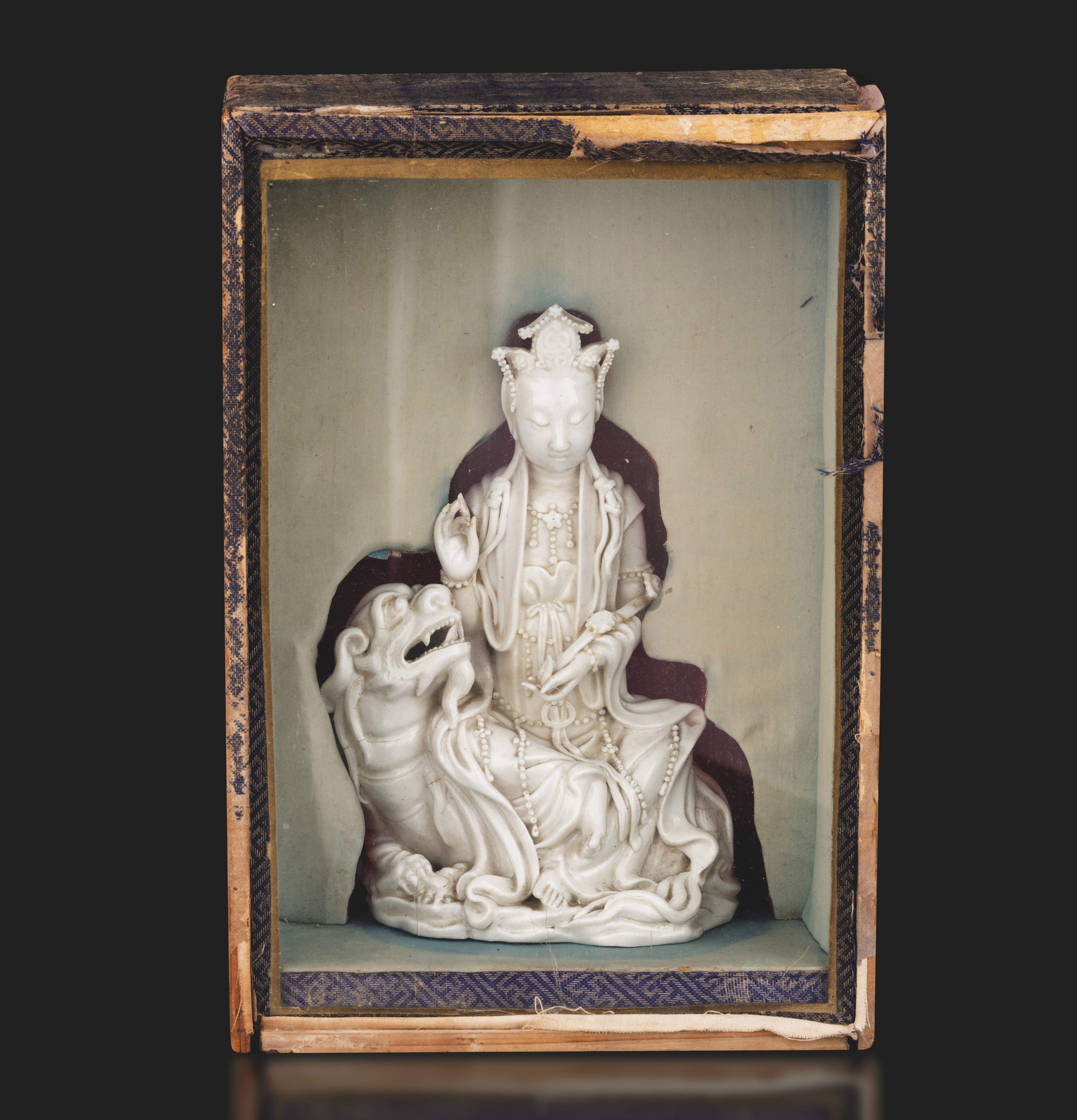 Figura Guanyin su Leone in Porcellana Dehua, Blanc De Chine, Marca Incussa Dehua con Scatola, Cin...