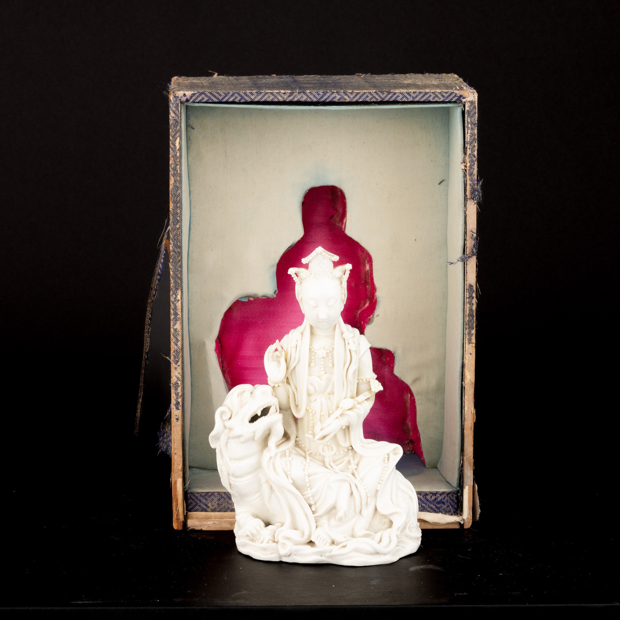 Figura Guanyin su Leone in Porcellana Dehua, Blanc De Chine, Marca Incussa Dehua con Scatola, Cin...