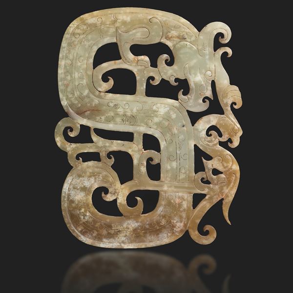 Placca in giada a foggia traforata con drago e fenice, giada in gusto arcaico, Cina, probabilmente Dinastia Han (206 a.C - 220 d.C)