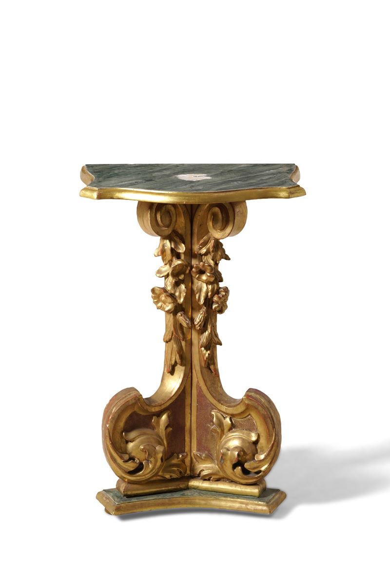 Piccola consolle in legno intagliato e dorato. Veneto, XVIII secolo  - Asta Antiquariato - Cambi Casa d'Aste