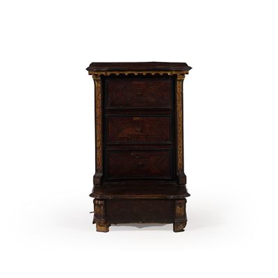 Inginocchiatoio in legno intagliato con profili dorati, XVIII secolo