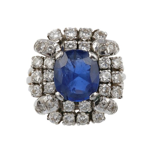 Anello con zaffiro Burma di ct 4.50 circa, nessuna indicazione di trattamento termico