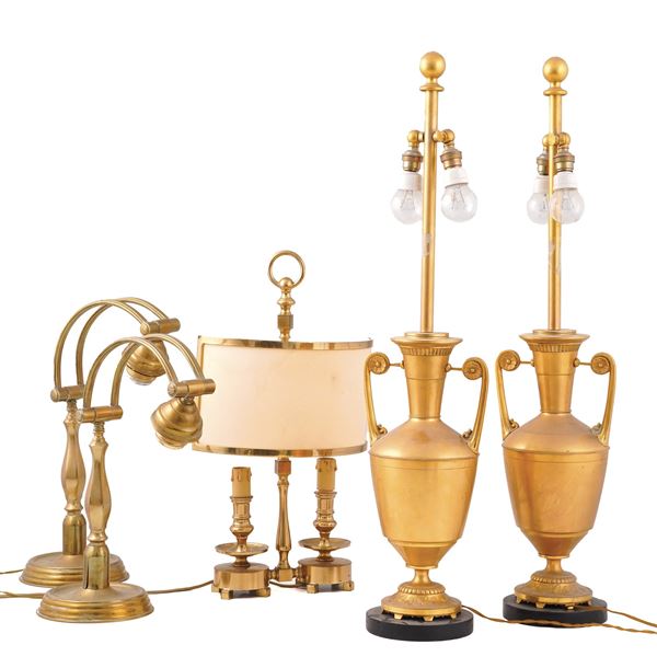 Cinque lampade in metallo dorato.