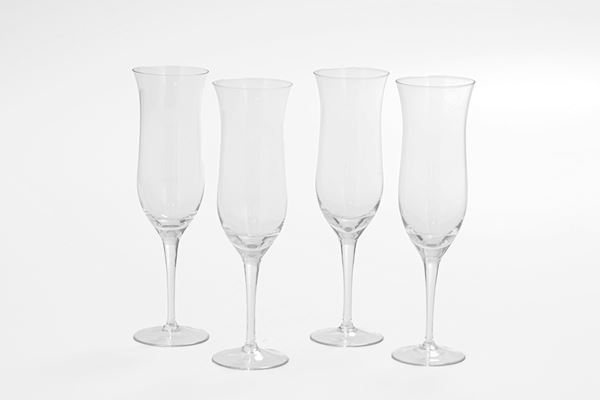 Dodici flutes in vetro