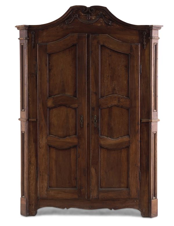 Armadio a due ante il legno intagliato. XIX secolo