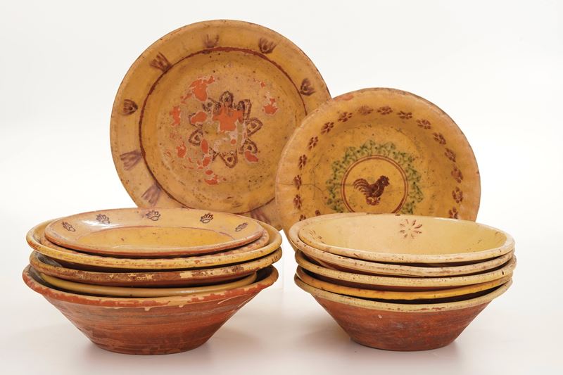 Lotto di piatti in terracotta smaltata. XX secolo  - Auction Antique - Cambi Casa d'Aste