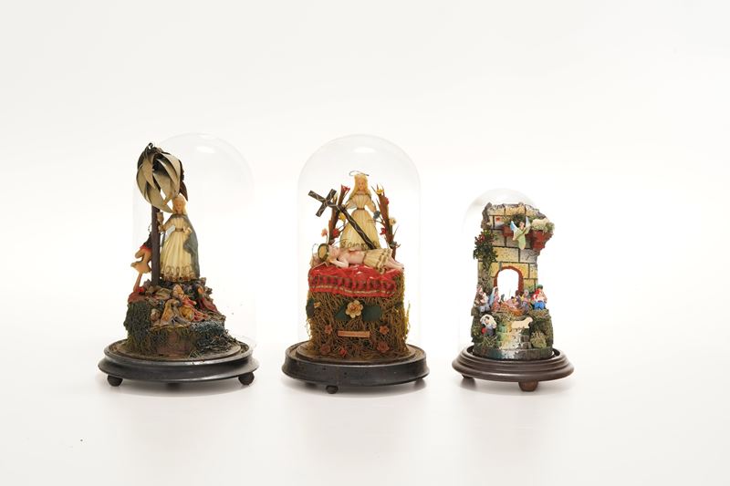 Tre gruppi da presepe in teca di legno e vetro. XX secolo  - Auction Antique - Cambi Casa d'Aste