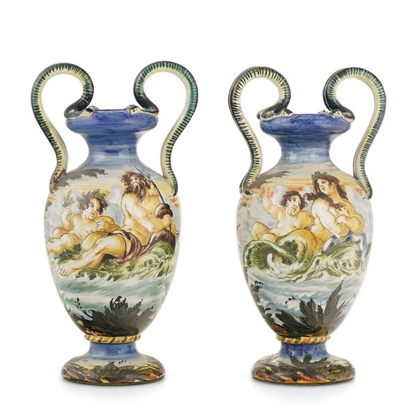 Coppia di vasi biansati in maiolica. XX secolo