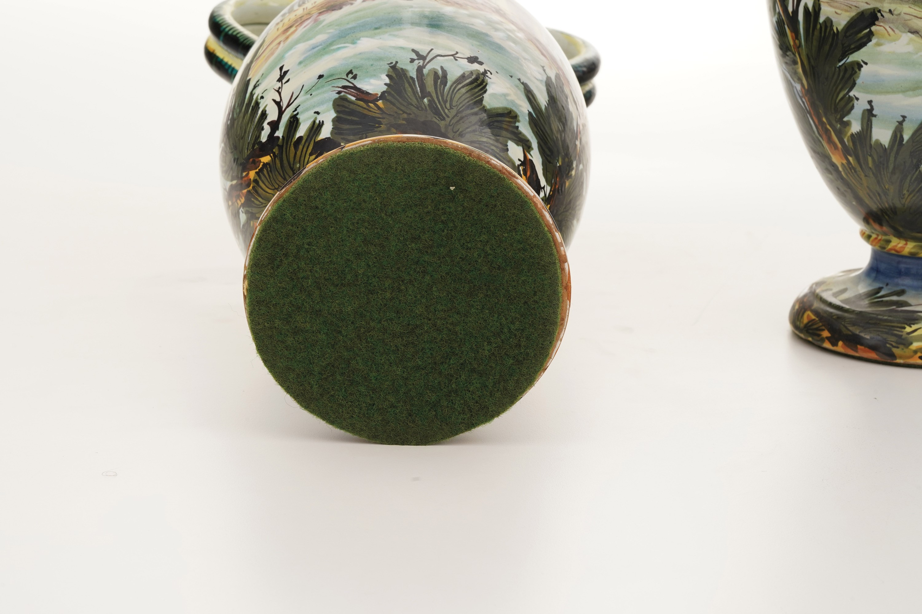 Coppia di Vasi Biansati in Maiolica. XX Secolo