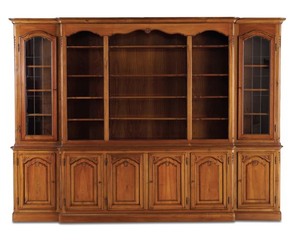 Grande libreria in legno intagliato. XX secolo
