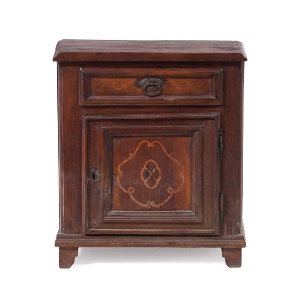 Comoncino in legno ad uno sportello ed un cassetto. XIX secolo