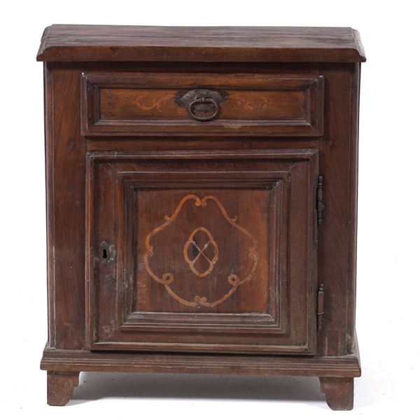 Comoncino in legno ad uno sportello ed un cassetto. XVIII-XIX secolo