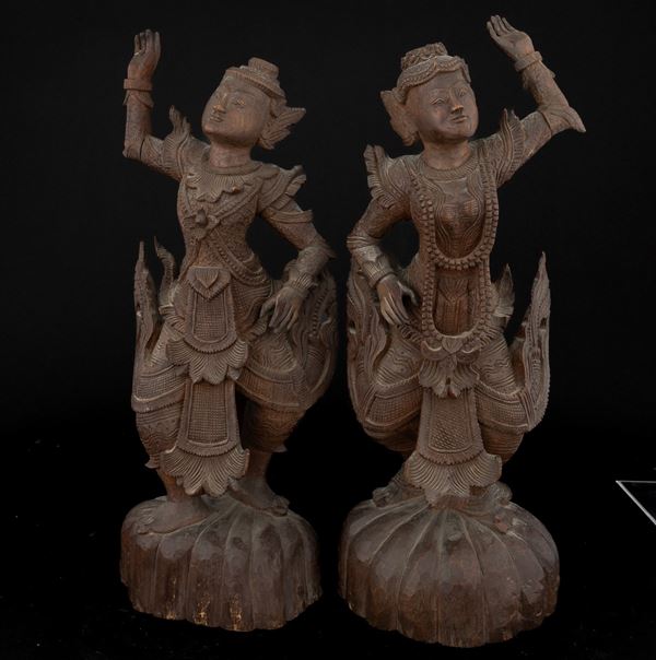 Coppia di figure di divinità in legno, Thailandia, Regno di Rattanakosin/ del Siam (1782-1932), XIX secolo