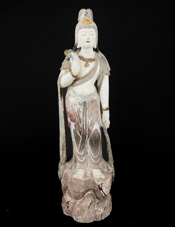 Figura di Guayin scolpita in legno con tracce di policromia, Cina, XVIII secolo