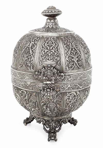Manifattura orientale, Grande contenitore globulare in argento fuso, sbalzato e cesellato (India ...