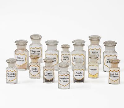 Quattordici Vasi da Farmacia. Italia, Inizio del XX Secolo.