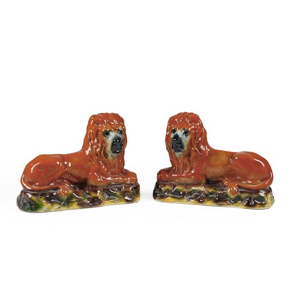 Coppia di grandi leoni. Inghilterra, Staffordshire, XIX secolo.