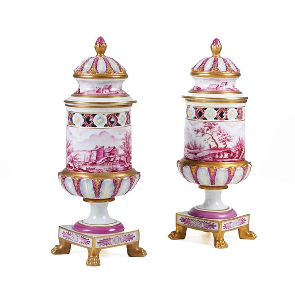 Coppia di vasi bruciaprofumi. Francia, XX secolo.