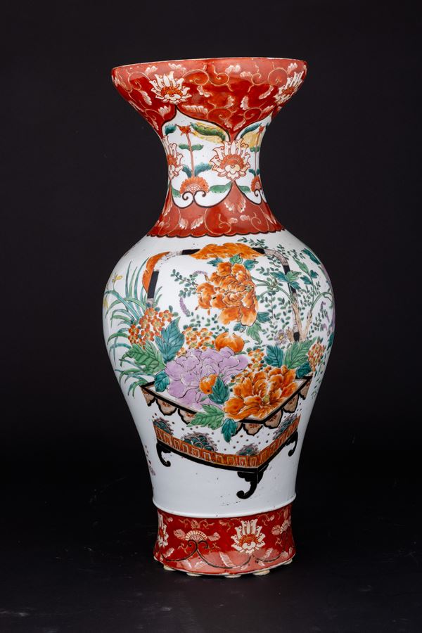 Vaso in porcellana con raffigurante scena vegetale e motivi floreali, Cina, XX secolo