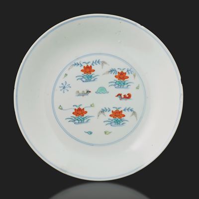 Piatto in Porcellana a Decoro Floreale, Cina, Dinastia Qing, Epoca Qianlong, XVIII Secolo