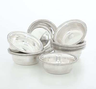 Argenteria italiana del XX secolo, Dodici coppette lavadita in argento fuso e sagomato