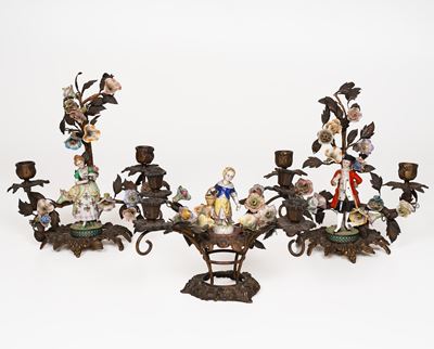 Tre Candelabri in Bronzo con Figurine e Fiori in Porcellana, Fine XIX Inizio XX Secolo.