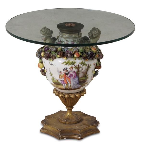 Tavolino con fusto ricavato da un vaso in porcellana. XIX-XX secolo