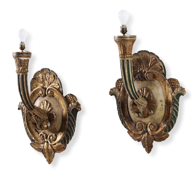 Coppia di appliques in legno scolpito e dorato. XVIII secolo  - Auction Antique - Cambi Casa d'Aste