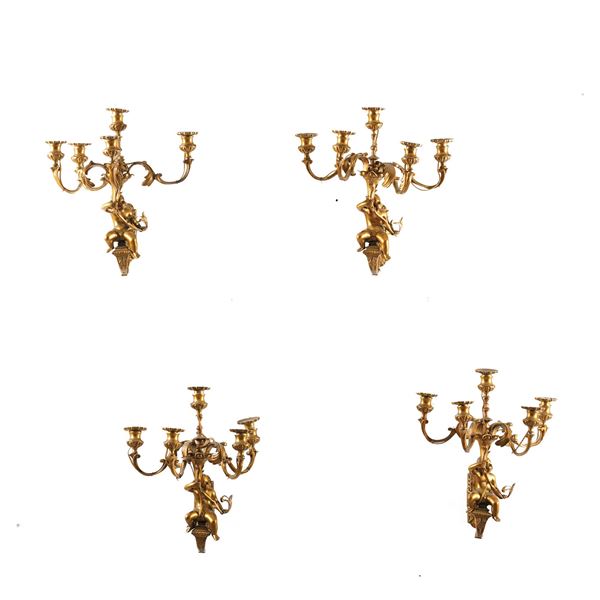 Gruppo di applique a 5 luci in bronzo dorato. XIX secolo