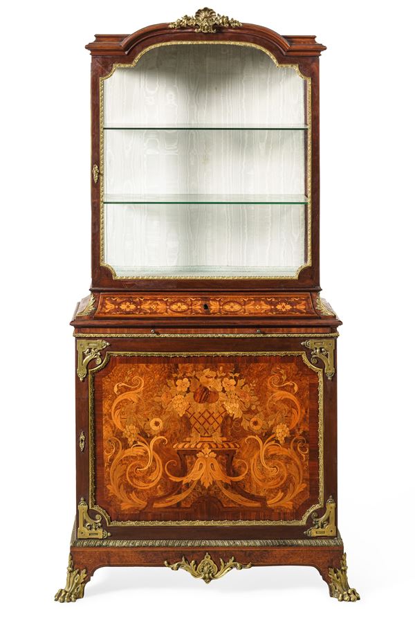 Credenza con vetrina riccamente intarsiata. Francia, XIX secolo