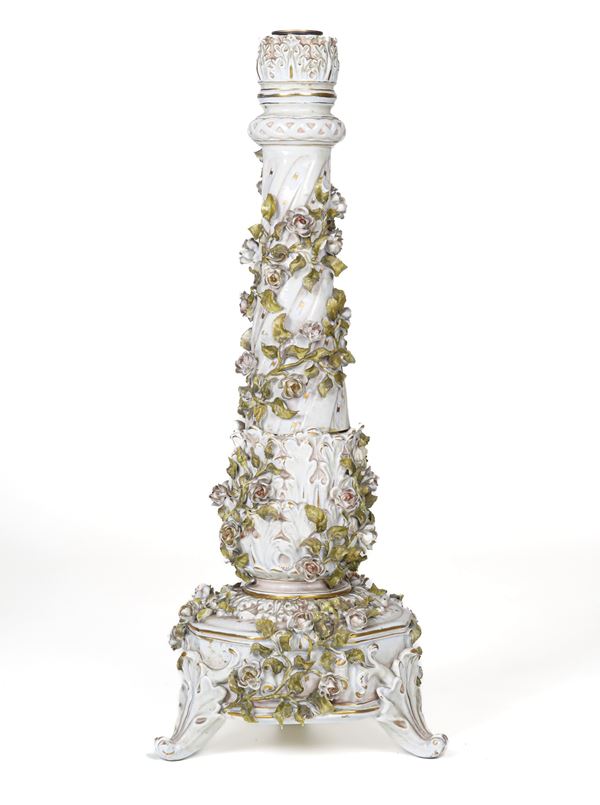 Grande candeliere. Germania, Prussia, Manifattura di Plaue, 1890-1900 circa.