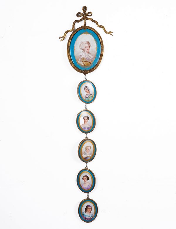 Collezione di 8 piccole placchette dipinte con ritratti e due placche con ritratti