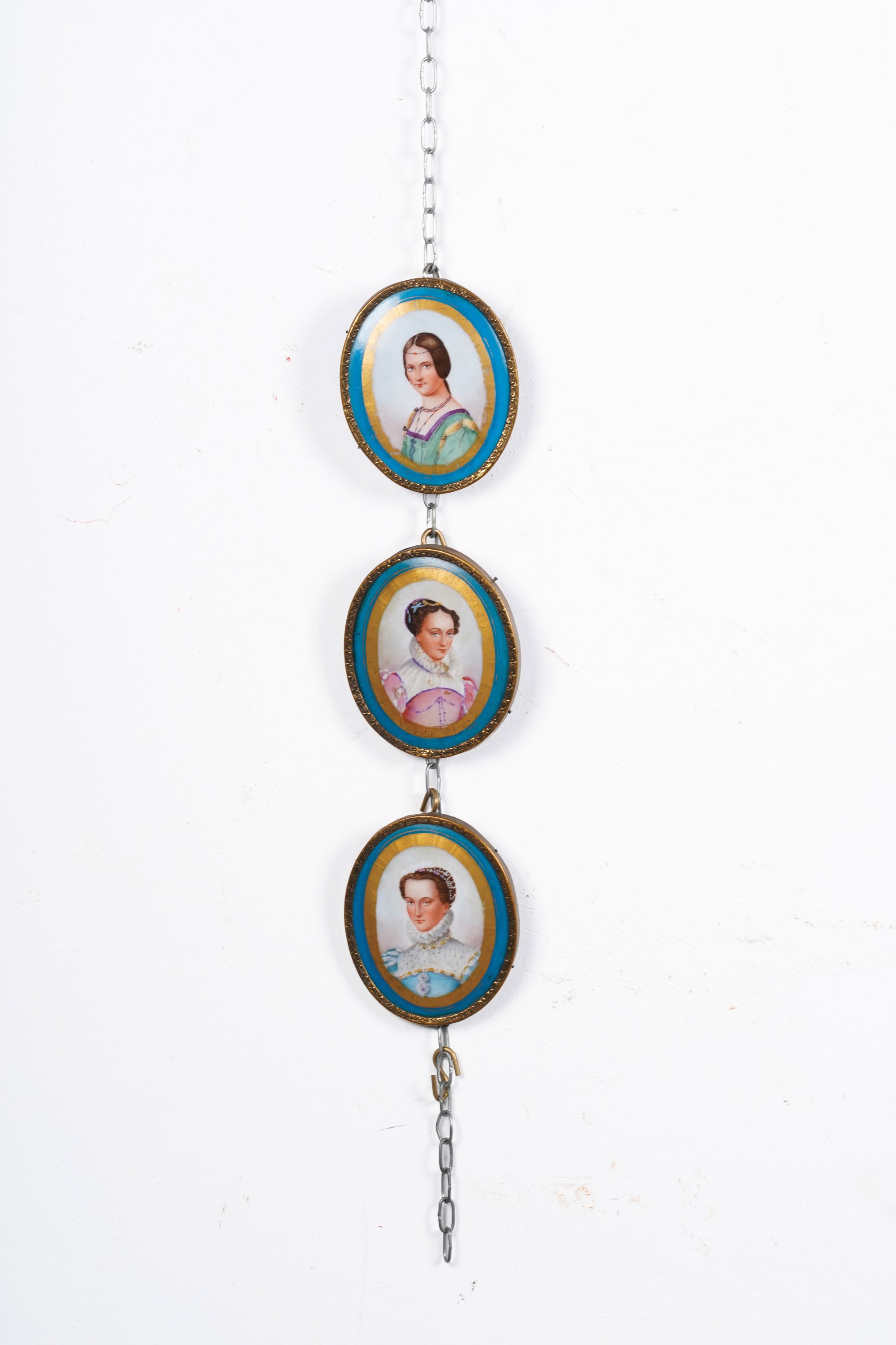 Collezione di 8 Piccole Placchette Dipinte con Ritratti e Due Placche con Ritratti