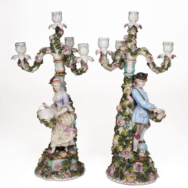 Coppia di candelabri. Germania, Turingia, Manifattura di Sitzendorf, verso la fine del XIX secolo.
