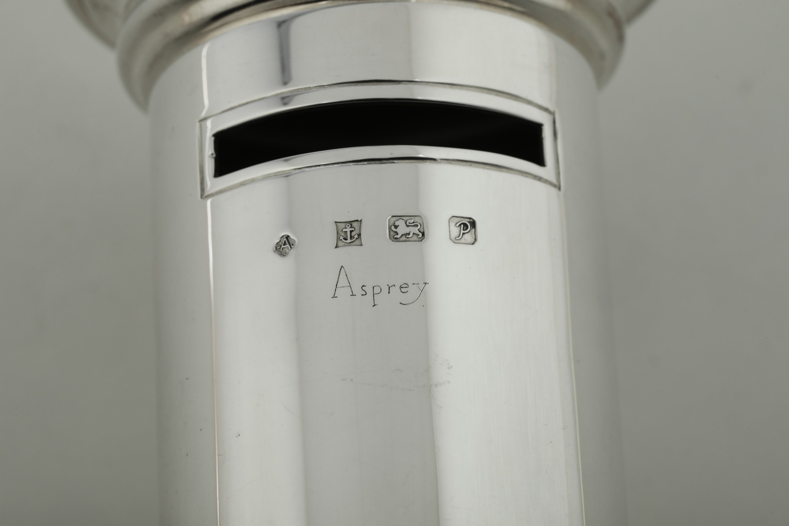 Asprey, Cassetta postale a colonna in argento fuso sagomato e cesellato