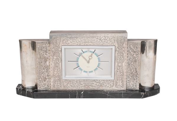Orologio da tavolo, cassa in argento incisa, movimento con carica ad 8 giorni, 1920-1930