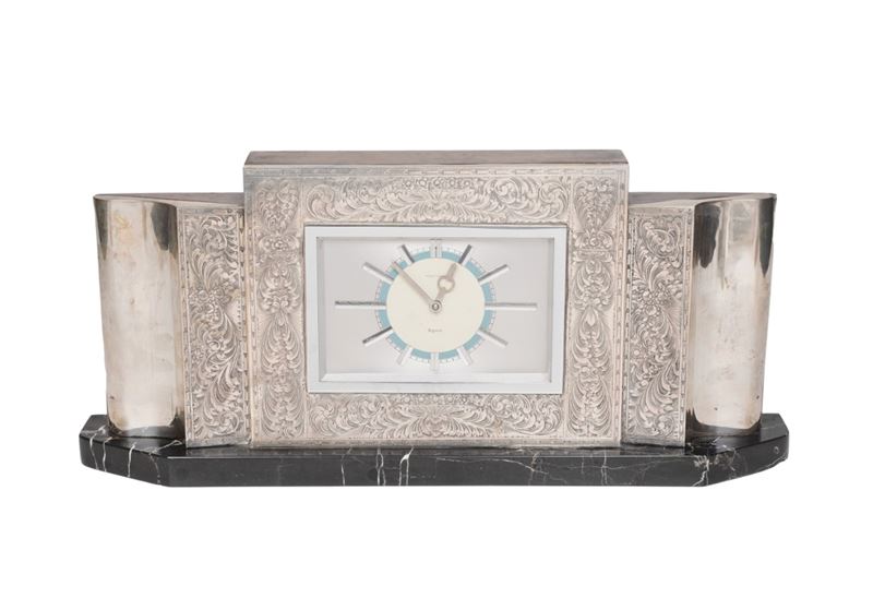 Orologio da tavolo, cassa in argento incisa, movimento con carica ad 8 giorni, 1920-1930  - Asta Argenti - Cambi Casa d'Aste