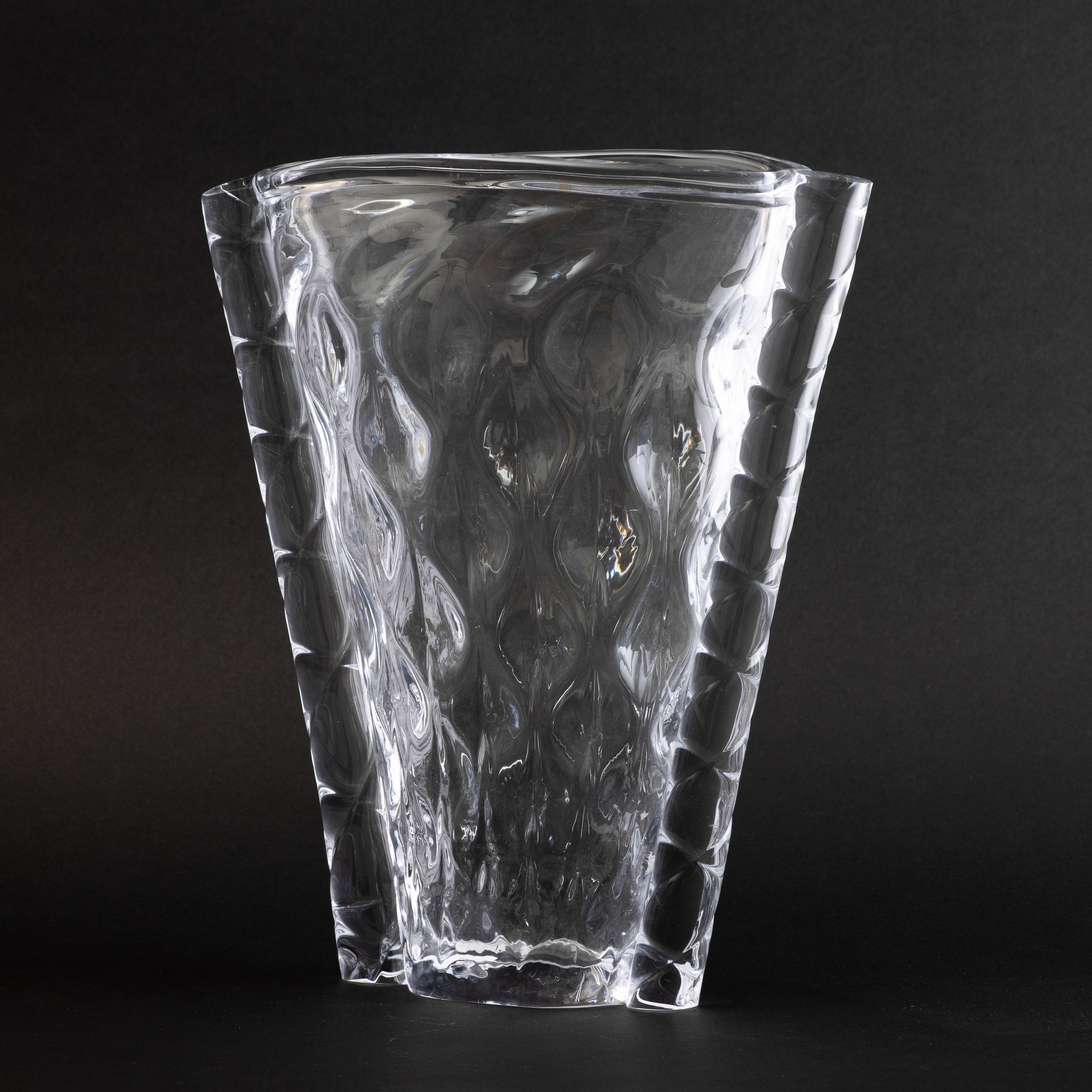 Driade, Vaso della serie Kosmo, vetro stampato a balloton con anse applicate (Milano, ca. 1980)
