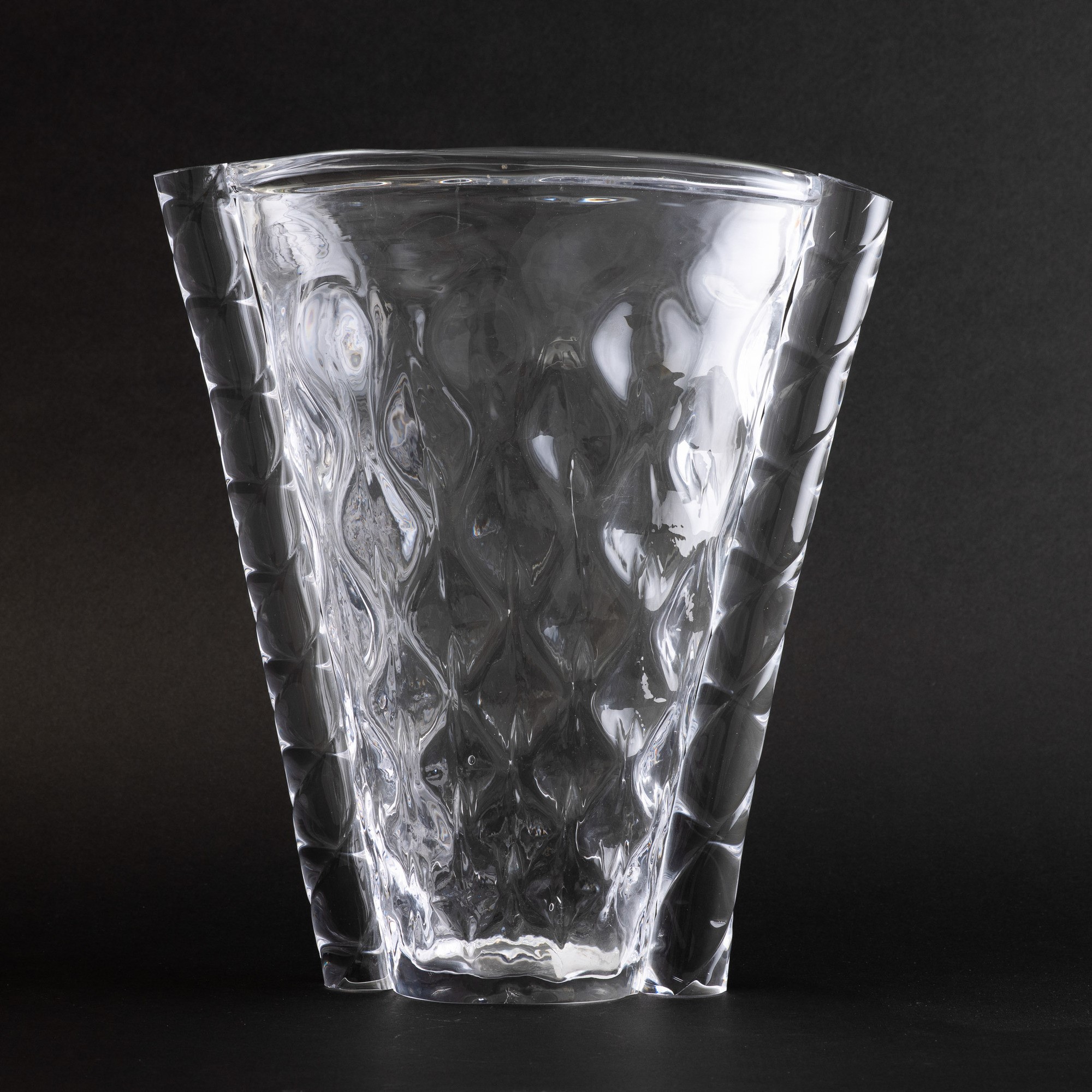 Driade, Vaso della serie Kosmo, vetro stampato a balloton con anse applicate (Milano, ca. 1980)