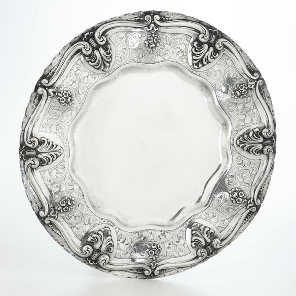 Piatto. Argenteria italiana del XX secolo, bollo dell'argentiere consunto di difficile lettura