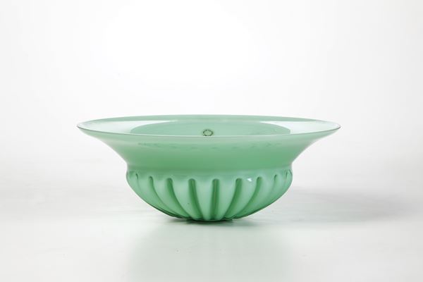 Centrotavola in vetro opalino. Murano, XX secolo