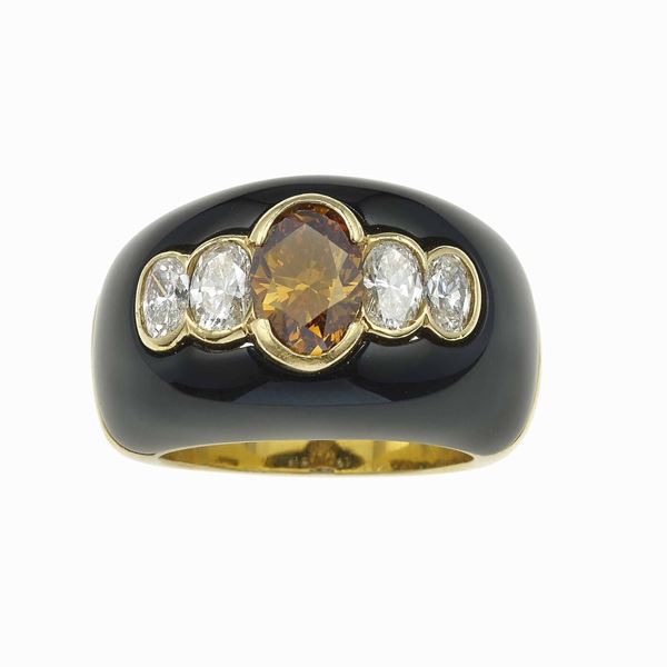Anello a fascia con diamante centrale fancy orangy brown di ct 1.48, irradiato