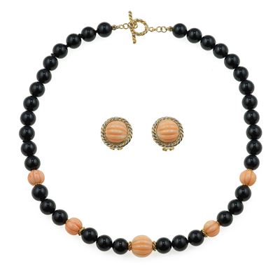 Demi-parure in oro giallo 750/1000 con corallo rosa inciso e onice, girocollo ed orecchini