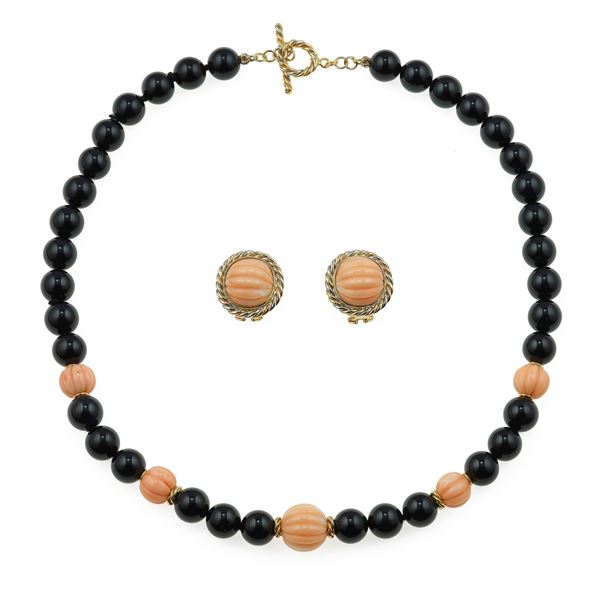 Demi-parure composta da girocollo ed orecchini con corallo rosa inciso ed onice