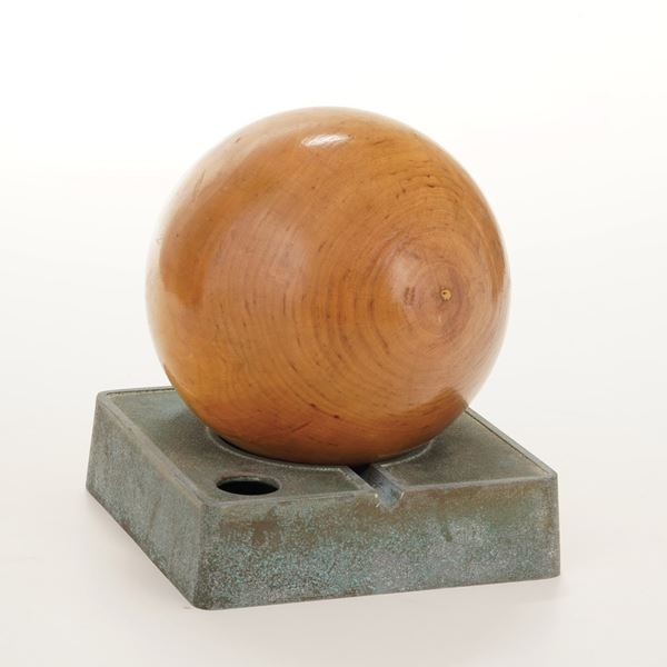 Sfera in legno con base in metallo