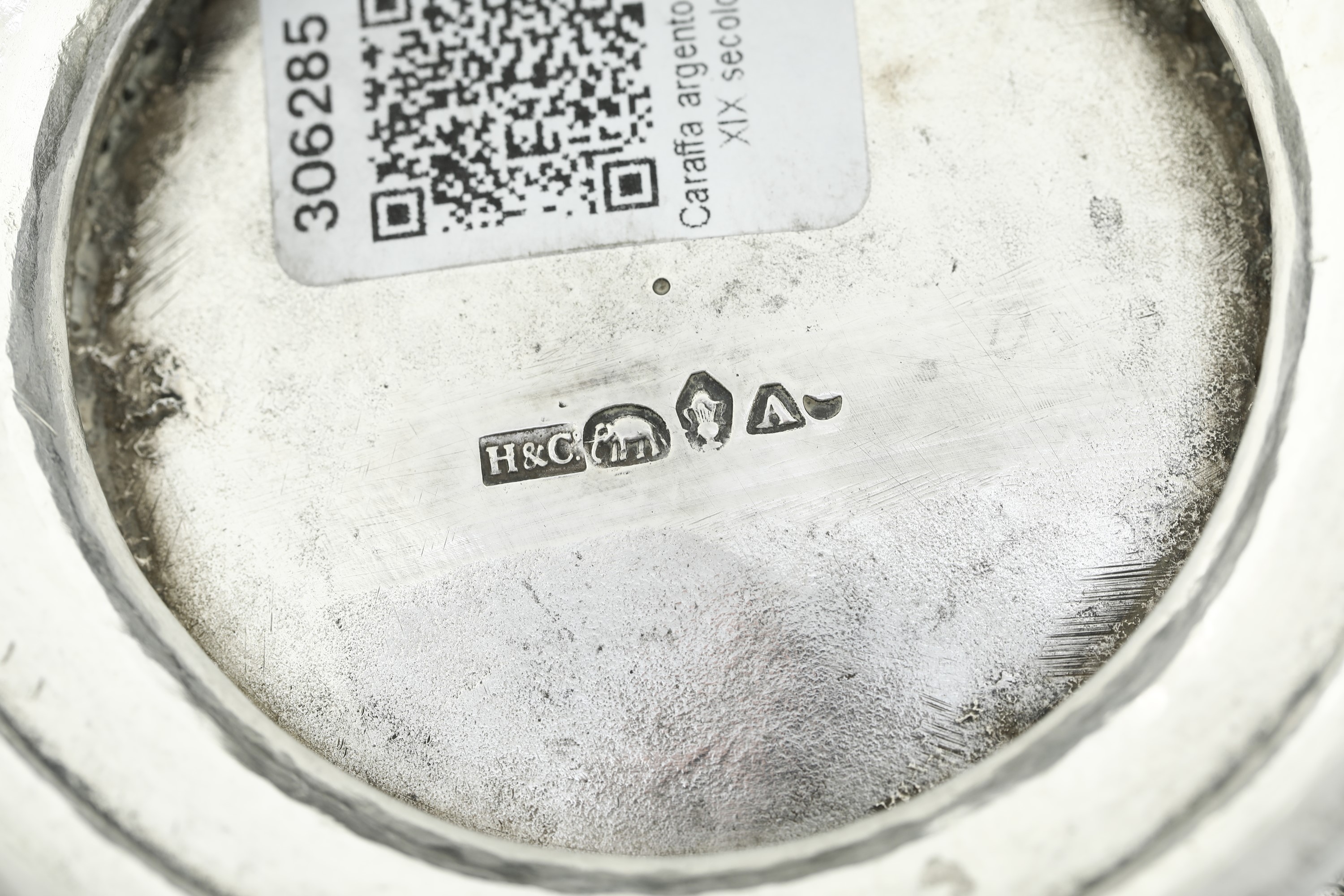 India, Versatoio XIX secolo, argento fuso sbalzato e cesellato