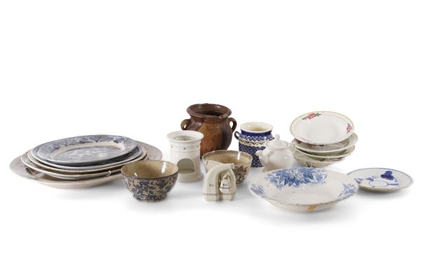 Lotto di diversi pezzi per la tavola in ceramica