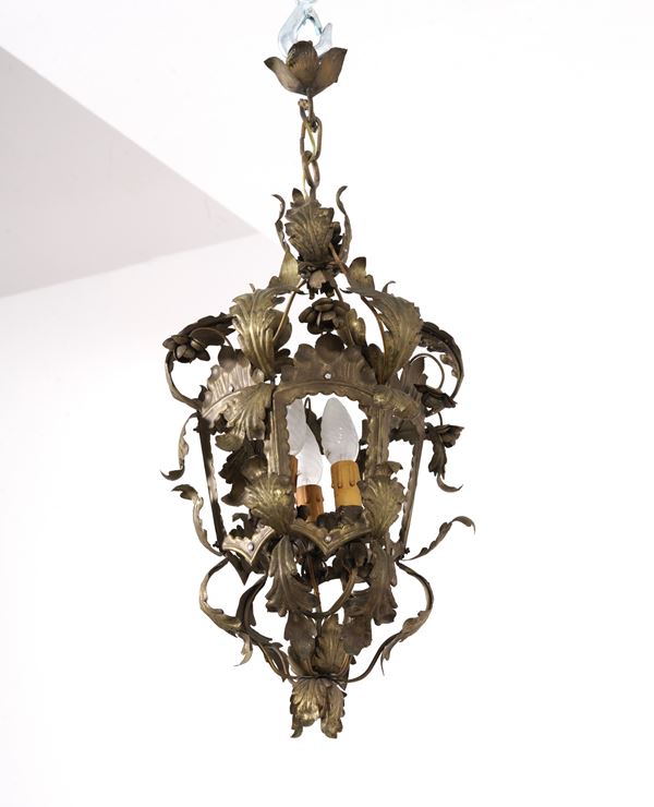 Lanterna in metallo sbalzato a foglie e fiori. XIX secolo