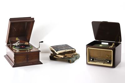 Lotto Composto da una Radio Giradischi Telefunken Modello Little Melody Stereo, un Grammofono Col...
