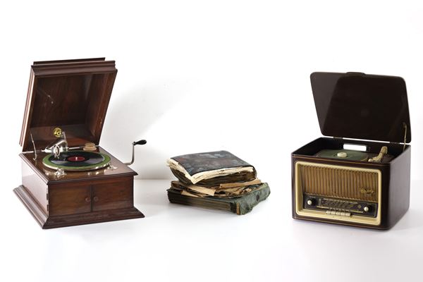 Lotto composto da una radio giradischi Telefunken modello Little Melody Stereo, un grammofono Columbia Grafonola (mancante delle tromba) e dischi vari